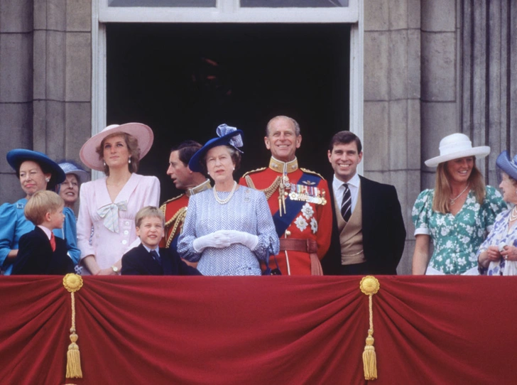 От Дианы до Кейт Миддлтон: самые яркие «балконные» кадры Trooping The Colour