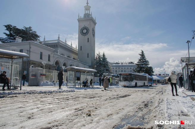 Вечером эта каша замерзнет и превратится в каток. Обещают заморозки | Источник: Оксана Витязь / SOCHI1.RU