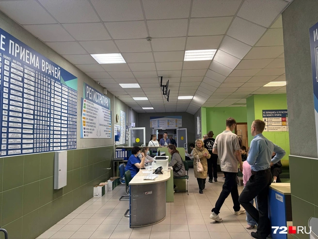 Столько людей было в детской регистратуре с утра  | Источник: Мария Токмакова / 72.RU