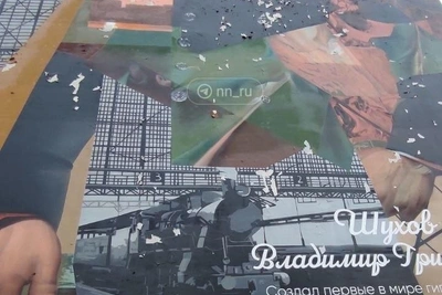 Мурал с портретом Шухова в Нижнем Новгороде осыпается