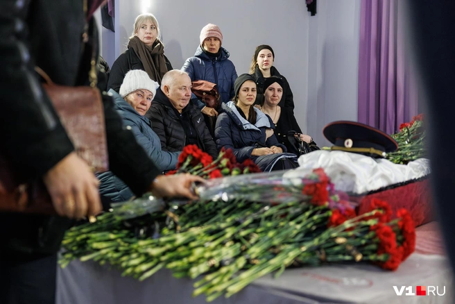 Невеста погибшего Виталия на церемонии держалась изо всех сил | Источник: Алексей Волхонский / V1.RU