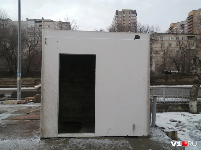 Вход в «укрытие» внутри помещения отделяет бетонная стена в метр шириной | Источник: Ирина Яковлева / V1.RU