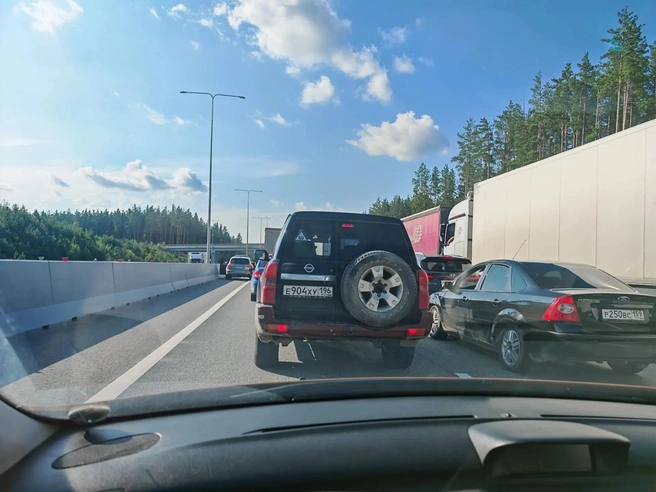 В город вернулись пятничные пробки | Источник: читатель E1.RU