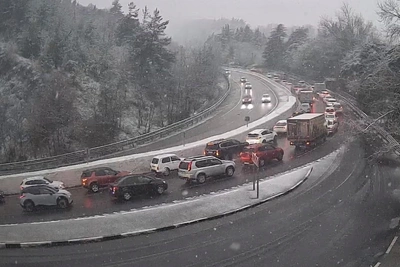 В Сочи выпал снег, на перевале к Лазаревскому пробки