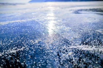 Туристка запечатлела образование трещины на Байкале