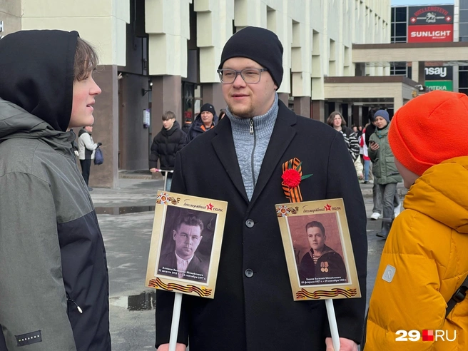 В Мурманске прошла акция «Бессмертный полк». Губернатор с женой тоже были — смотрите видео | Источник: Александр Балаба / 51.RU