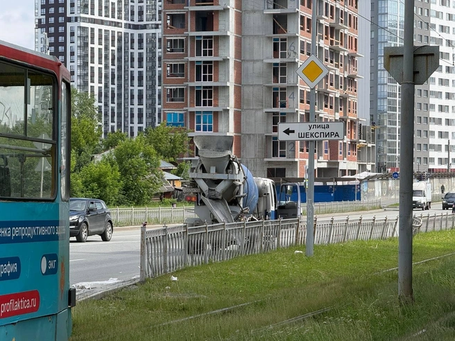 Бетономешалка после удара проехала еще несколько десятков метров | Источник: читатель E1.RU