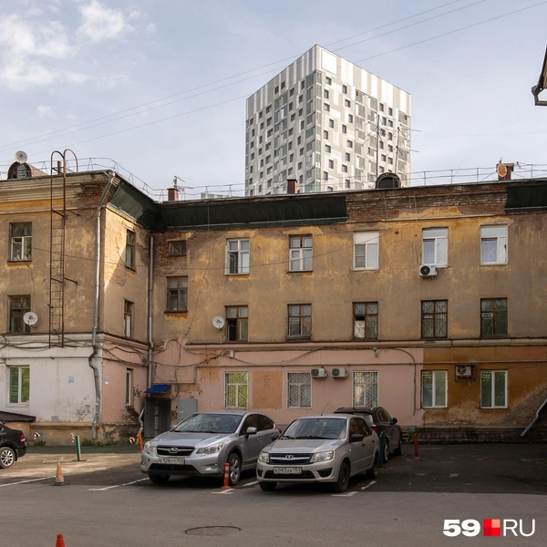 На фоне трехэтажки виднеется ЖК «Гулливер»&nbsp;— его тоже строил «КОРТРОС» | Источник: Василина Любимова / 59.RU