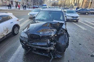 ДТП с двумя BMW в Воронеже: ранены пешеходы и девочка