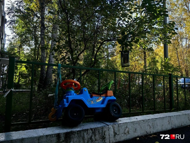 Некоторые жители решают проблему кардинально и оставляют транспорт у входа в подъезд  | Источник: Павел Красоткин / 72.RU 