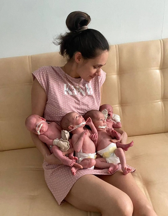 Когда малыши только родились, взять на руки всех одновременно еще получалось | Источник: dg_official_1 / t.me