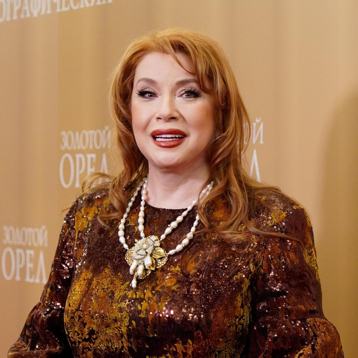 Золотые нити изуродовали лицо Веры Сотниковой: актриса откровенно о неудачной пластике