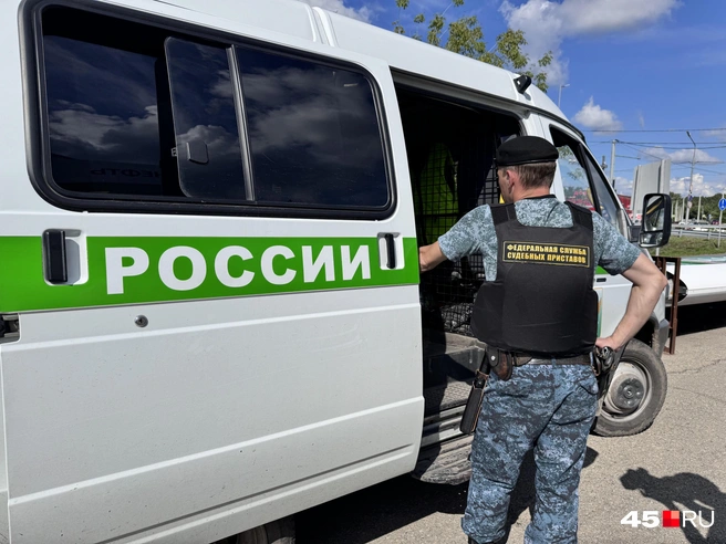 Автомобили арестовали судебные приставы | Источник: Юлия Король / 45.RU