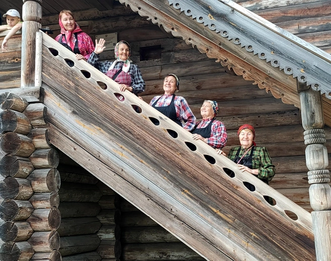 После посещения музея «Бурановские бабушки» спели в Архангельске | Источник: Юлия Волова / Музей-заповедник «Малые Корелы» / Vk.com