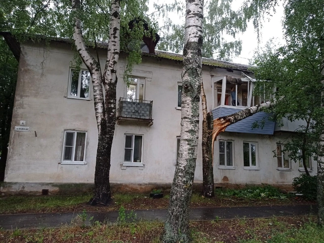 Упавшая береза повредила балкон | Источник: Переборы Микрорайон, гор. Рыбинск / Vk.com