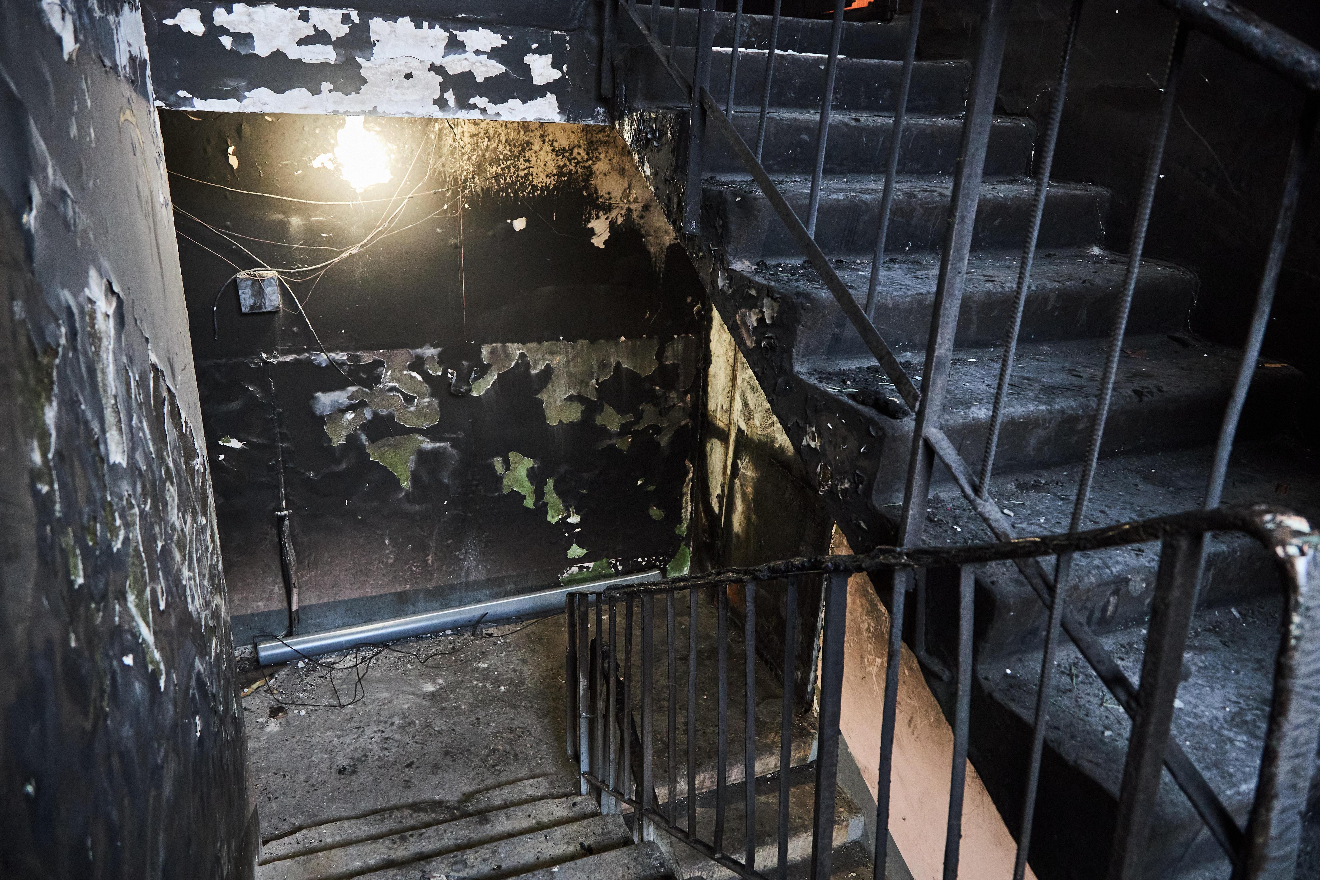 Обгоревшие ступени и пленка вместо окна. Как живет дом в спальном районе Самары, где бушевал смертельный пожар. Видео