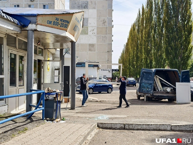 Все павильоны закрыты, но эти двое граждан заносят оконные рамы внутрь — а зачем? | Источник: Булат Салихов / UFA1.RU