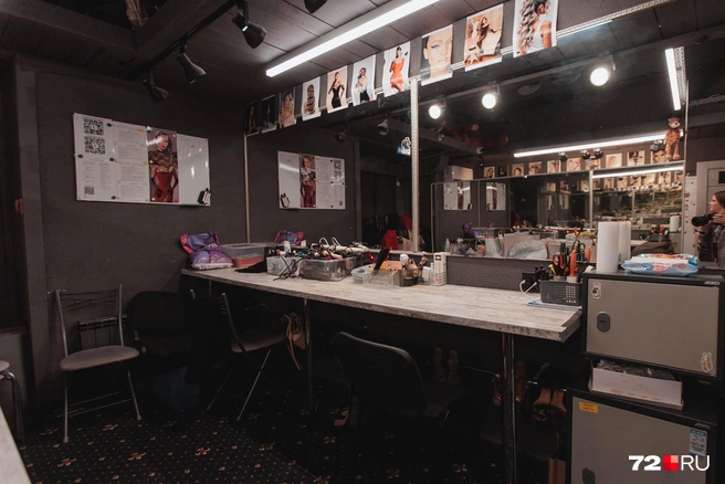 Гримерка танцовщиц. Сверху примеры макияжа для девушек, который хотели бы видеть руководители | Источник: Ирина Шарова / 72.RU