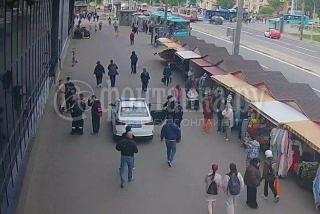Полицейские опрашивали торговцев на ярмарке после налёта на торговую точку | Источник: FONTANKA.RU