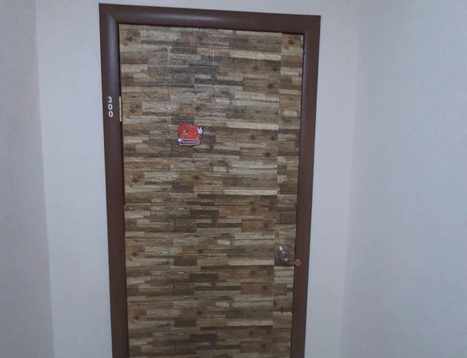 Одна из арендаторов просто обклеила дверь плёнкой, согласовав это с представителем собственника. В результате ей выставили счёт на замену двери | Источник: Татьяна Королёва