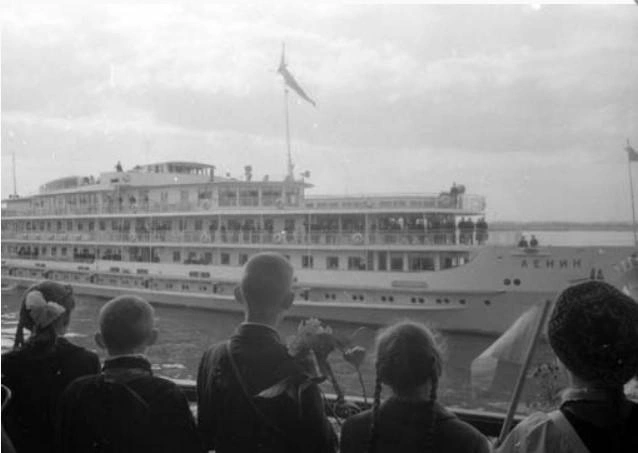 Флагман Волжского речного флота дизель-электроход «Ленин». Апрель 1959 года | Источник: фотофонд Самарского областного госархива социально-политической истории