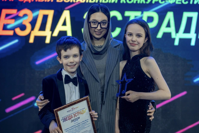 Виктория с братом и преподавателем Лейлой берут награды на различных вокальных конкурсах | Источник: личный архив семьи Захаровых