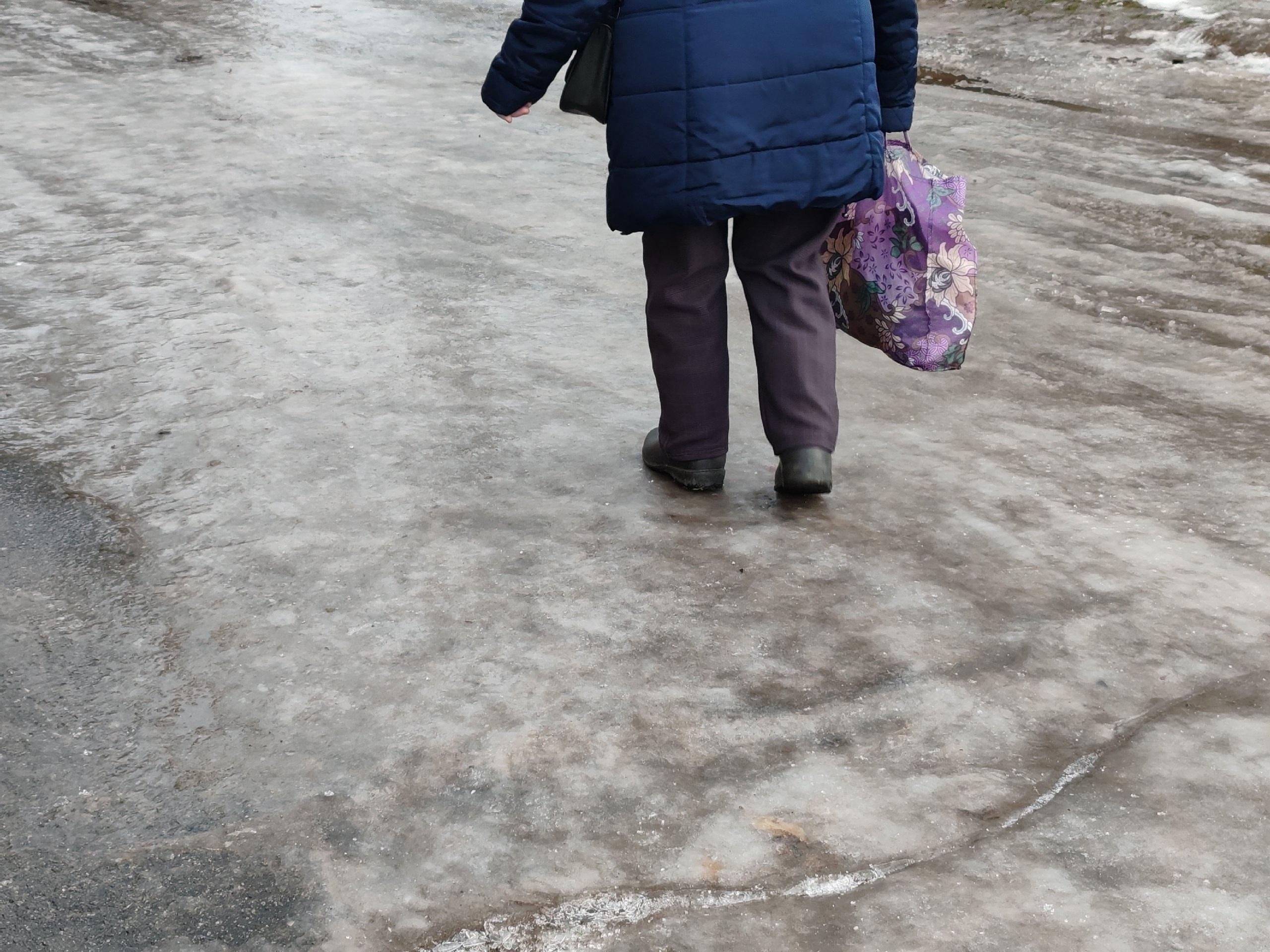 «Хожу пингвинчиком»: архангелогородцы массово жалуются на гололед