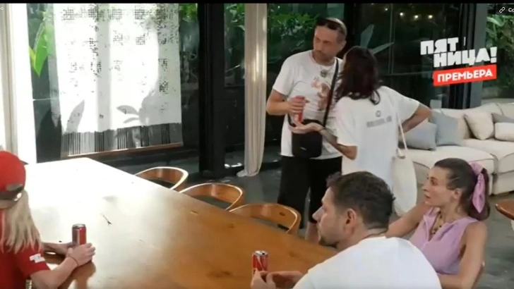 Айза подошла к Олегу вплотную 