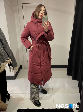 Пуховик с капюшоном и воротником-стойкой за 23 990 рублей | Источник: Алена Золотухина / NGS.RU