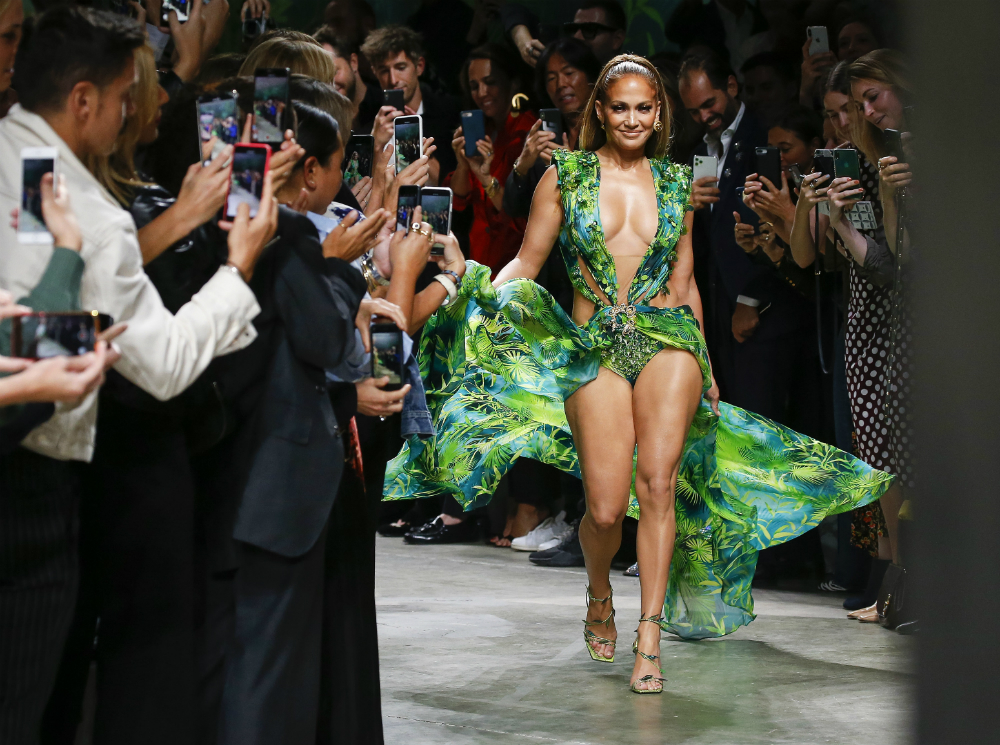 Все та же: Дженнифер Лопес повторила легендарный образ 19-летней давности | marieclaire.ru