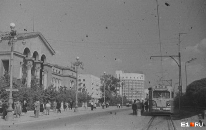 Слева — корпус УрГУ имени Горького на Ленина, 51. До 1965 года там размещался Совнархоз. В марте 1966 года обком партии принял решение передать красивое здание разросшемуся университету | Источник: читатель E1.RU
