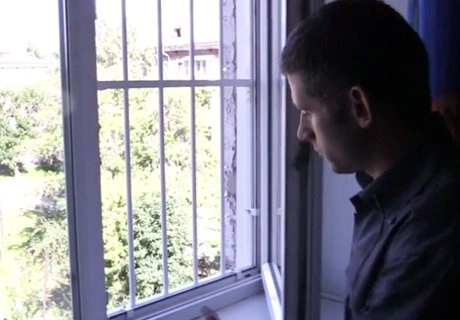 Изобретена защита для детей от выпадения из окон (видео) | ya62.ru
