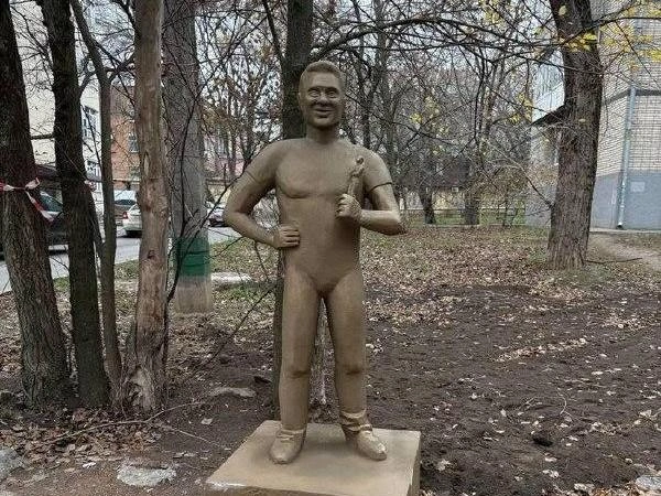 Скульптуру Павлу Деревянко разрушили почти сразу | Источник: «Тютина» / Telegram.org