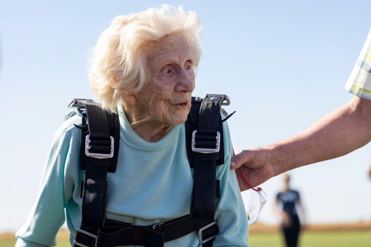 Прыжок с парашютом в 104 года: история Дороти Хоффнер, которая вовсе не хотела быть рекордсменкой