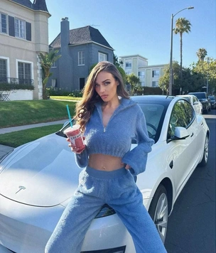 Алена Водонаева опубликовала фото топлес из США