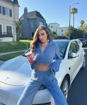 Алена Водонаева опубликовала фото топлес из США