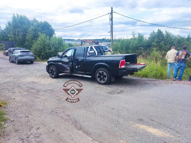 Мотоциклист с пассажиром влетел в Dodge Ram | Источник: Мотосолидарность ДТП / ВКонтакте