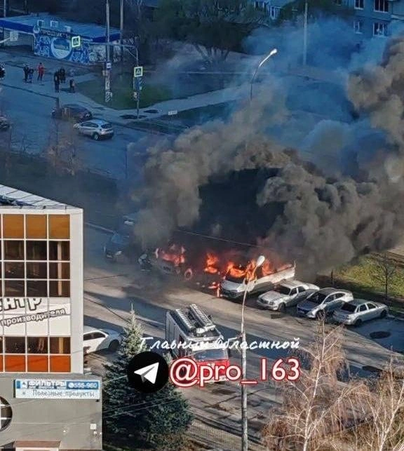 Пламя увидели жители соседних домов и сотрудники ТЦ «Аврора» | Источник: «Происшествия Тольятти (ЧП, ДТП)»/ vk.com
