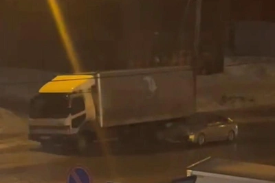 Седан влетел под грузовик в Первомайском районе и застрял