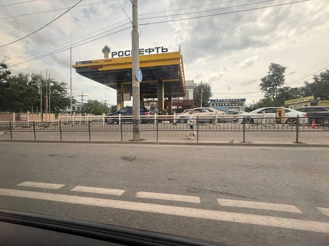 Очередь на заправку «Роснефть» в районе Роствертола | Источник: Марина Рыбалкина / 161.RU