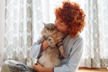 «Мужчина не хочет съезжаться, потому что у меня кошка. Мне приходится мотаться кормить ее»