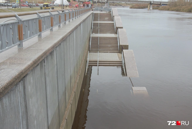 Вода весной затопила часть набережной. На нижние ярусы выход запрещен | Источник: Павел Красоткин / 72.RU
