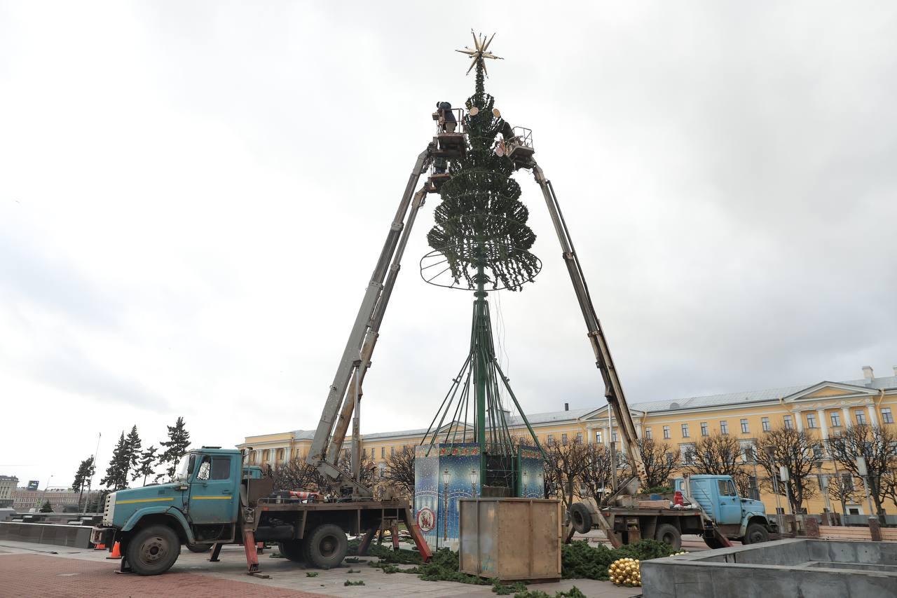 Новый год пробирается в Петербург