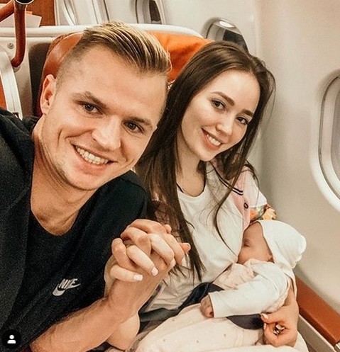 Дмитрий Тарасов и Анастасия Костенко с ребенком