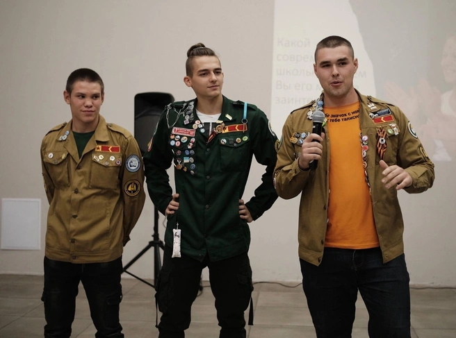 Александр (в центре) состоит в линейном студотряде «Медведь» и отряде «Нерпа» акции «Полярный десант» | Источник: из архива Александра Швакова