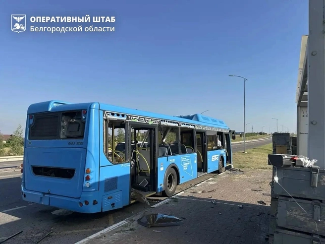 22 августа, Белгородская область, село Таврово. При ударе беспилотника по этому рейсовому автобусу ранен мужчина | Источник: Оперштаб Белгородской области / max.ru