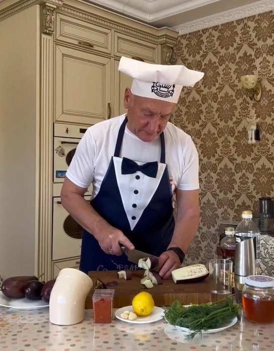 Политик вновь проводит выходной на кухне | Источник: Сергей Маненков / Vk.com