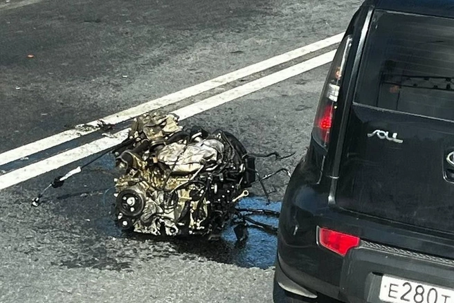 Двигатель вывалился на дорогу, машина — на крыше. Серьёзное ДТП на М-10 | Источник: Мегаполис | ДТП и ЧП | Санкт-Петербург | Питер / «Телеграм»