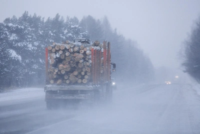 Столкновение большегрузов на трассе под Тюменью: есть погибший