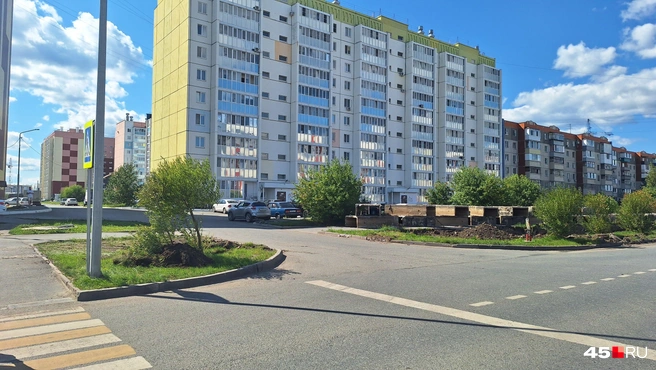 Второй выезд на улице 7-й микрорайон, он же единственный целый, пока еще не перекопали, но уже к нему подбираются | Источник: Александр Лисихин / 45.RU